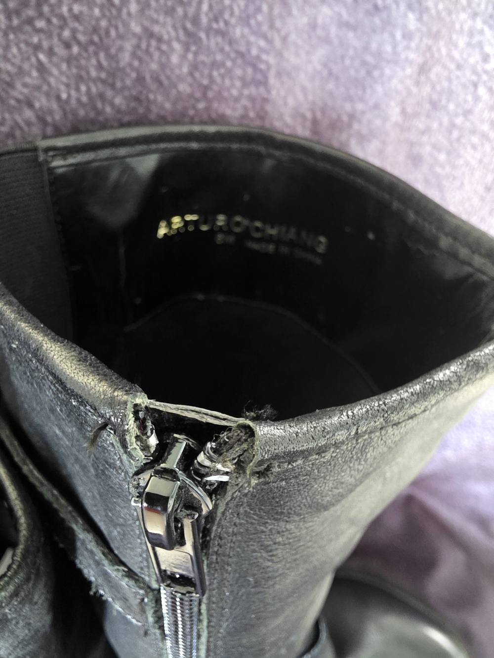 Arturo Chiang Black Men’s Leather Zip-Top Bag